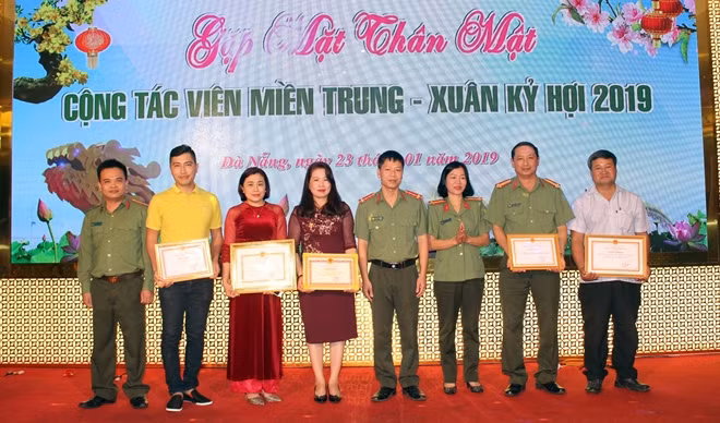 Đại diện Công an các tỉnh miền Trung trao tặng Giấy khen cho Văn phòng Thường trú miền Trung Báo CAND.
