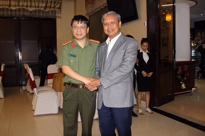 Đại tá Phạm Khải, Phó Tổng Biên tập Báo CAND, cùng các đại biểu dự buổi gặp mặt.