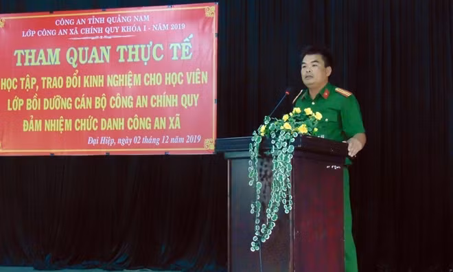 Thiếu tá Phạm Ngọc Hùng, Trưởng Công an xã Đại Hiệp, chia sẻ với các học viên về quá trình công tác tại cơ sở.