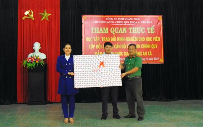 Tặng quà lưu niệm cho lãnh đạo xã Đại Hiệp.
