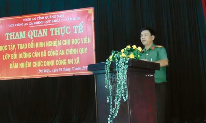 Thượng tá Phạm Phú Vân, Phó Trưởng Công an huyện Đại Lộc, chia sẻ với các học viên về việc điều động Công an chính quy về xã trên địa bàn.