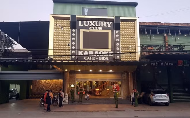 Đến sáng 23-12, lực lượng Công an vẫn còn triển khai làm nhiệm vụ tại quán karaoke Luxury.