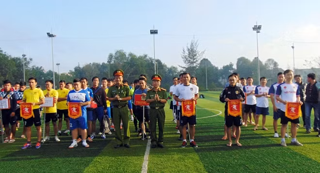 Đại tá Nguyễn Đức Dũng, Phó Giám đốc Công an tỉnh Quảng Nam và Trung tá Hồ Song Ân, Trưởng phòng Cảnh sát môi trường, tặng hoa, cờ lưu niệm cho các đội tham gia giải bóng đá.