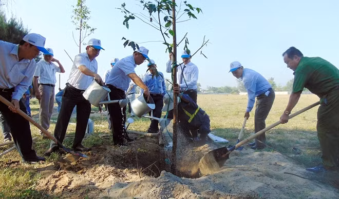 Các đại biểu tham gia trồng cây xanh trong Khu công nghiệp Điện Nam - Điện Ngọc.