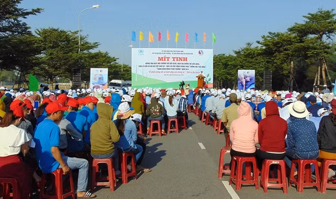 Buổi lễ mít tinh thu hút sự tham gia của hơn 1.000 người dân, cán bộ công nhân viên chức, người lao động.