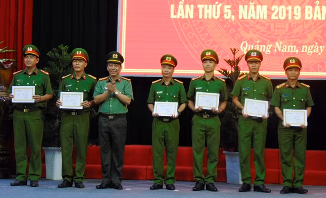 Đại tá Nguyễn Viết Lợi, Giám đốc Công an tỉnh Quảng Nam, trao giải cho các tập thể, cá nhân.