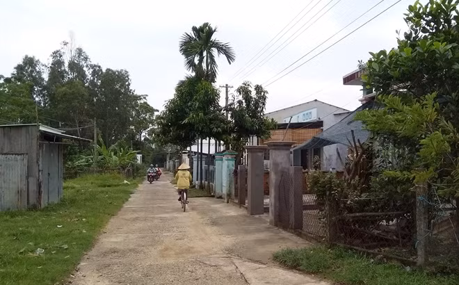 Làng Phương Trung mới được hình thành sau trận lũ lịch sử năm 1999, cách làng cũ chừng 1km.