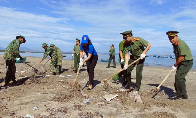 Tuổi trẻ Công an hăng hái tham gia chương trình làm sạch bãi biển tại xã đảo Tam Hải, huyện Núi Thành.