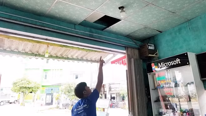 Vị trí tên trộm đột nhập vào bên trong cửa hàng ĐTDĐ để trộm cắp tài sản.