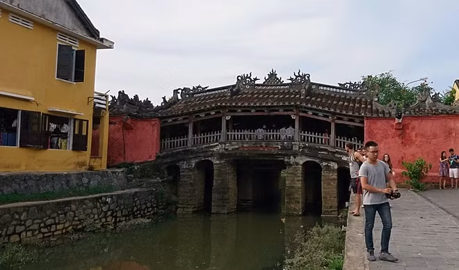 Chùa Cầu cần được tu bổ khẩn cấp.