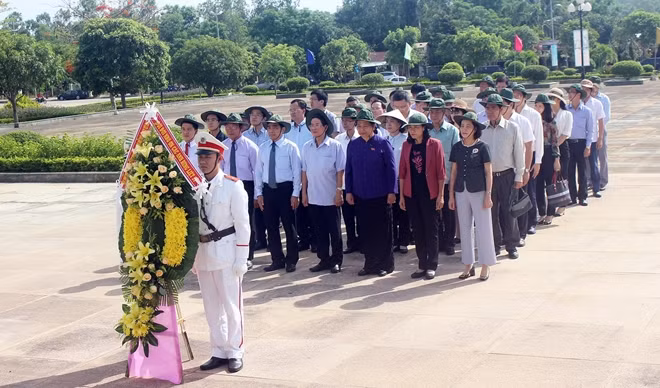 Phó Chủ tịch Quốc hội Tòng Thị Phóng cùng đoàn công tác và lãnh đạo tỉnh Quảng Nam dâng hoa, dâng hương tri ân các anh hùng liệt sĩ, các Mẹ Việt Nam anh hùng.