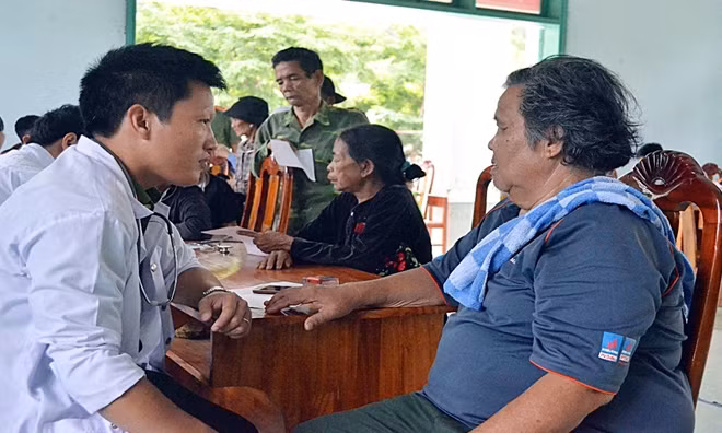 Bác sĩ Công an tỉnh Quảng Nam khám bệnh, cấp phát thuốc cho người dân.
