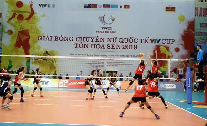 Một pha bóng hấp dẫn ở trận chung kết giữa đội tuyển Việt Nam và NEC.