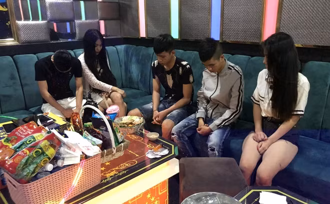 Các đối tượng sử dụng trái phép chất ma túy tại quán karaoke LASVEGAS bị phát hiện.