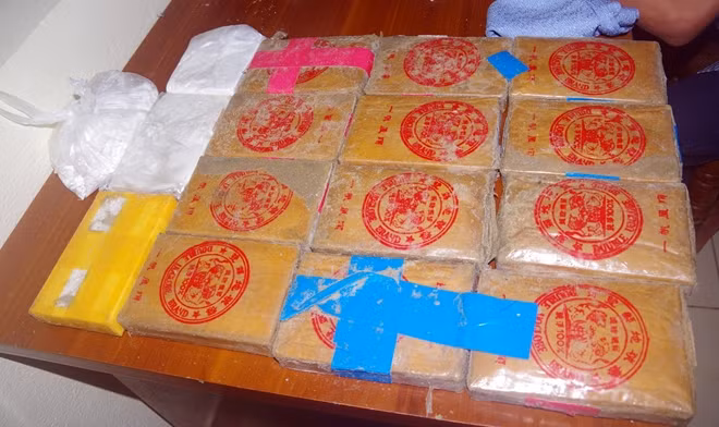 25 bánh chất bột màu trắng được xác định là heroin loại tốt nhất, có hàm lượng ma túy cao nhất.