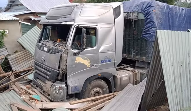 Hiện trường vụ xe container tông sập nhà người dân trong đêm.