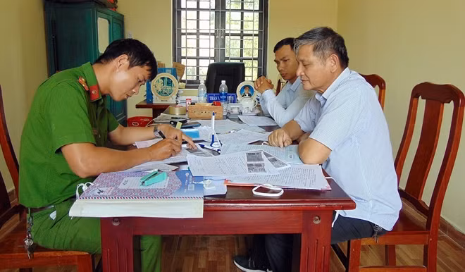 Cán bộ Công an xã Bình Minh giải quyết các thủ tục hành chính, giấy tờ cho người dân.
