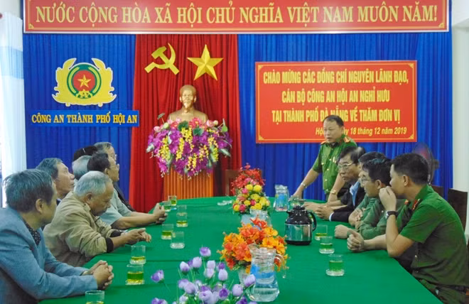 Đại tá Đinh Xuân Nghĩ báo cáo một số nét chính về hoạt động của đơn vị với các cựu cán bộ An ninh Quảng Đà.