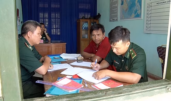 Ông Nhân trình báo sự việc với lực lượng Biên phòng.