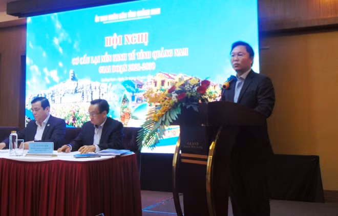 Ông Lê Trí Thanh, Chủ tịch UBND tỉnh Quảng Nam, phát biểu chào mừng hội nghị.