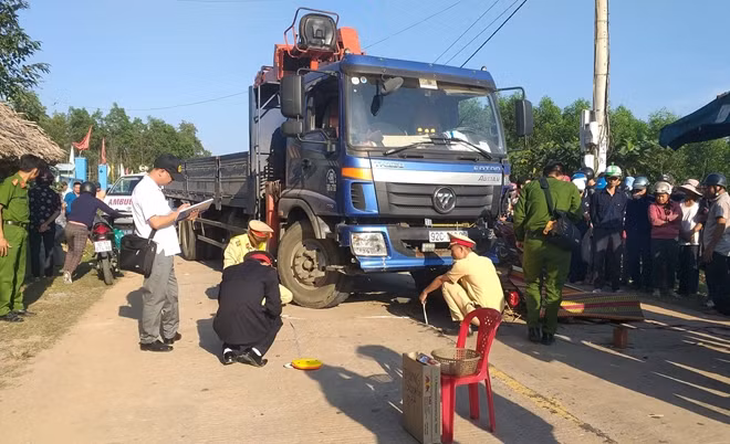 Lực lượng Công an có mặt tại hiện trường điều tra nguyên nhân vụ tai nạn.