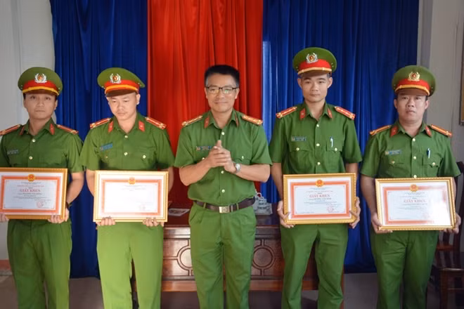 Đại tá Nguyễn Hà Lai trao Giấy khen cho 4 cá nhân thuộc Phòng Cảnh sát hình sự.