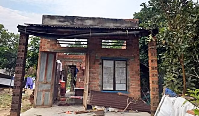 Một ngôi nhà của người dân xã Quế An bị lốc xoáy gây hư hỏng nặng.