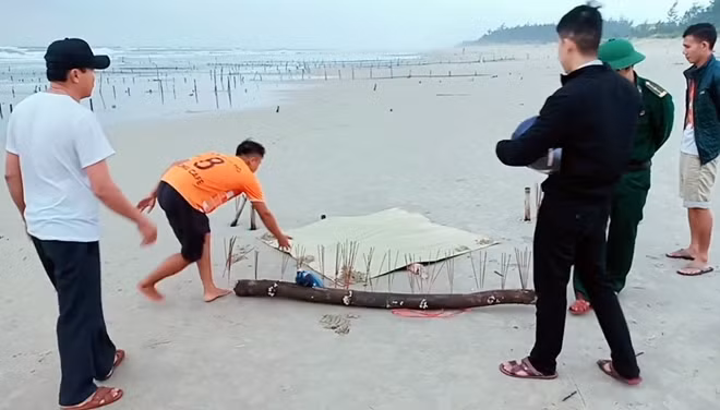 Vị trí thi thể không đầu trôi dạt vào bờ biển xã Tam Tiến, huyện Núi Thành.