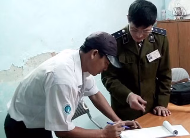 Hơn một tấn nội tạng động vật hôi thối bị cơ quan chức năng đang lập biên bản lái xe.