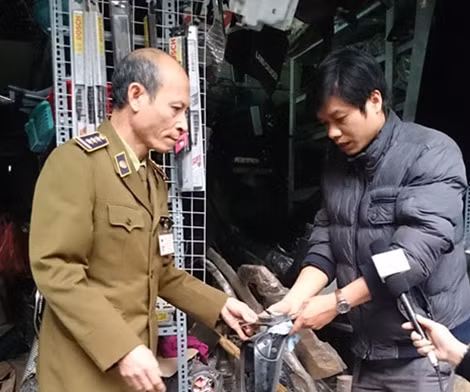 Khá nhiều phụ tùng ôtô bị thu giữ tại một cửa hàng trên phố Lê Gia Định.