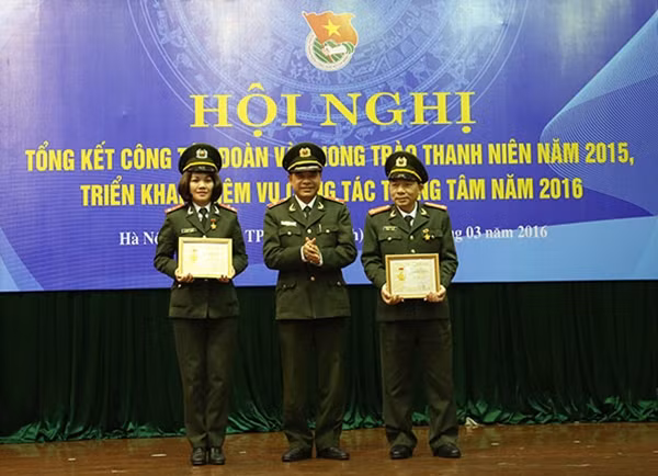 Thiếu tướng Nguyễn Văn Chuyên, Phó Tổng cục trưởng Tổng cục HCKT trao kỷ niệm chương vì thế hệ trẻ cho các cá nhân.