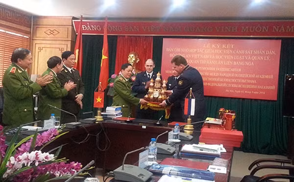 Đại diện 2 Học viện ký kết bản ghi nhớ và tặng quà lưu niệm.