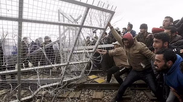 Những người di cư kéo đổ hàng rào ngăn cách tại biên giới giữa Hi Lạp và Macedonia
