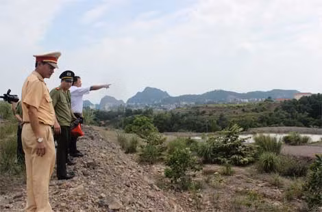 Kiểm tra tình trạng sụt lở đất trong mùa mưa bão tại khu vực Dự án khu đô thị mới Cao Xanh.