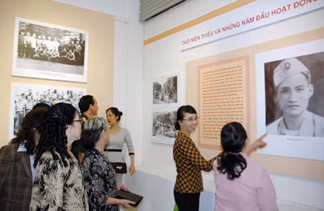 Đông đảo du khách tham thăm quan triển lãm.