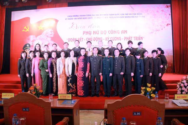 Các đại biểu tham dự Diễn đàn Phụ nữ Bộ Công an “Đoàn kết- Chủ động- Kỷ cương- Phát triển” chụp ảnh lưu niệm với các khách mời.