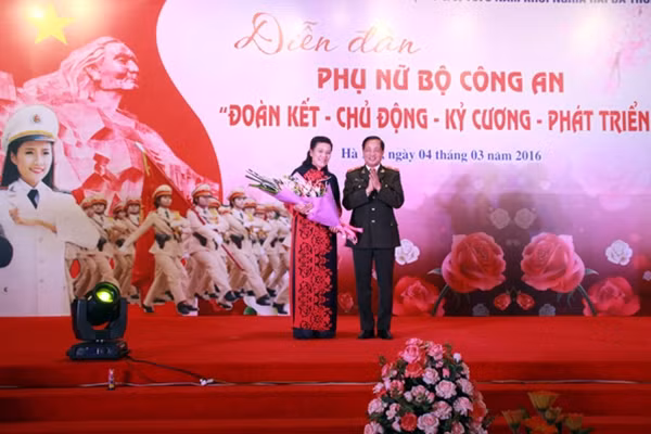 Thiếu tướng Đỗ Ngọc Cẩn, Phó tổng cục trưởng Tổng cục Chính trị Công an nhân dân tặng hoa cho Phó chủ tịch Trung ương Hội liên Hiệp phụ nữ Việt Nam, đồng chí Nguyễn Thị Tuyết.