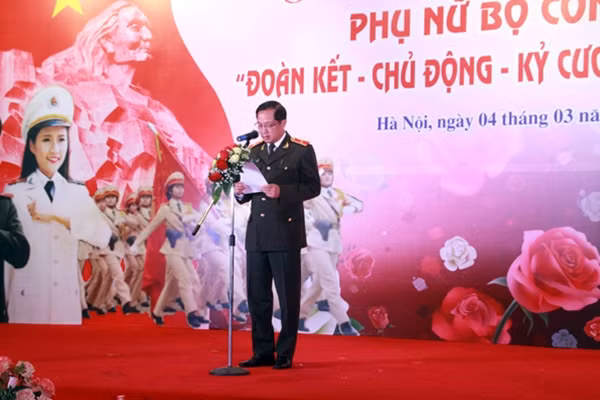 Thiếu tướng Đỗ Ngọc Cẩn, Phó tổng cục trưởng Tổng cục Chính trị Công an nhân dân phát biểu tại Diễn đàn