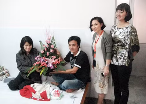 Đại diện Jetstar Pacific thăm và tặng hoa cho chị Nguyễn Thị Lập sinh bé trai trên máy bay năm 2011.