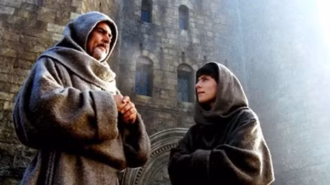 Cảnh trong bộ phim chuyển thể từ tiểu thuyết “Tên của đóa hồng” của Umberto Eco.