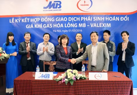Đại diện MB và VALEXIM tại lễ ký kết.
