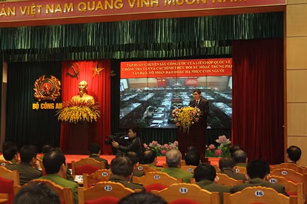 Lãnh đạo Vụ Các tổ chức quốc tế, Bộ Ngoại giao trình bày tham luận tại hội nghị.