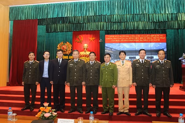 Thượng tướng Tô Lâm, Uỷ viên Bộ Chính trị, Thứ trưởng Bộ Công an cùng các đại biểu dự hội nghị.