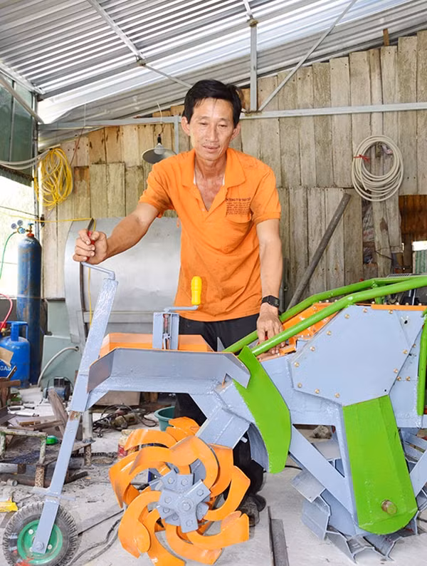 Máy vun đất vào gốc mía của thầy giáo Nguyễn Văn Nưng (Sóc Trăng).
