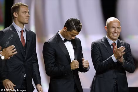 Thủ thành Neuer (trái) tỏ ra thanh thản khi người nhận giải cuối cùng không phải là mình, mà là Ronaldo (giữa).