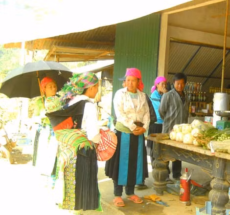 Phụ nữ M'Nông ra chợ.