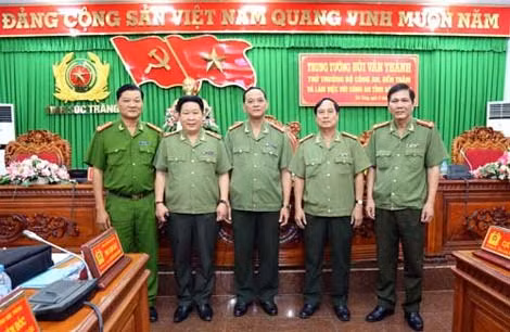 Thứ trưởng Bùi Văn Thành cùng Ban giám đốc Công an tỉnh Sóc Trăng.