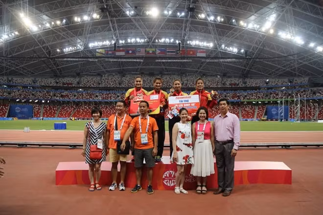 Cty CP TM Nguyễn Kim và Cty CP hàng không Vietjet trao thưởng nóng cho các VDV giành HCV môn điền kinh tại SVD quốc gia Singapore. Ảnh: PV.