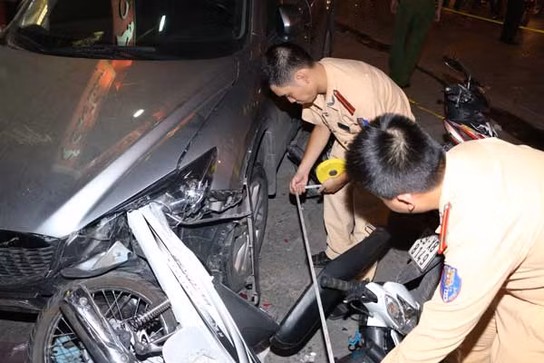 Khám nghiệm hiện trường vụ TNGT trên đường Kim Mã. Khám nghiệm hiện trường vụ TNGT trên đường Kim Mã.