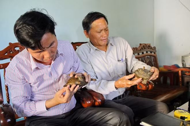Giám đốc Bảo tàng tỉnh Phú Yên - ông Nguyễn Văn An đang kiểm tra "cổ vật" tại nhà ông Lê Văn Bay. Ảnh: Hữu Toàn